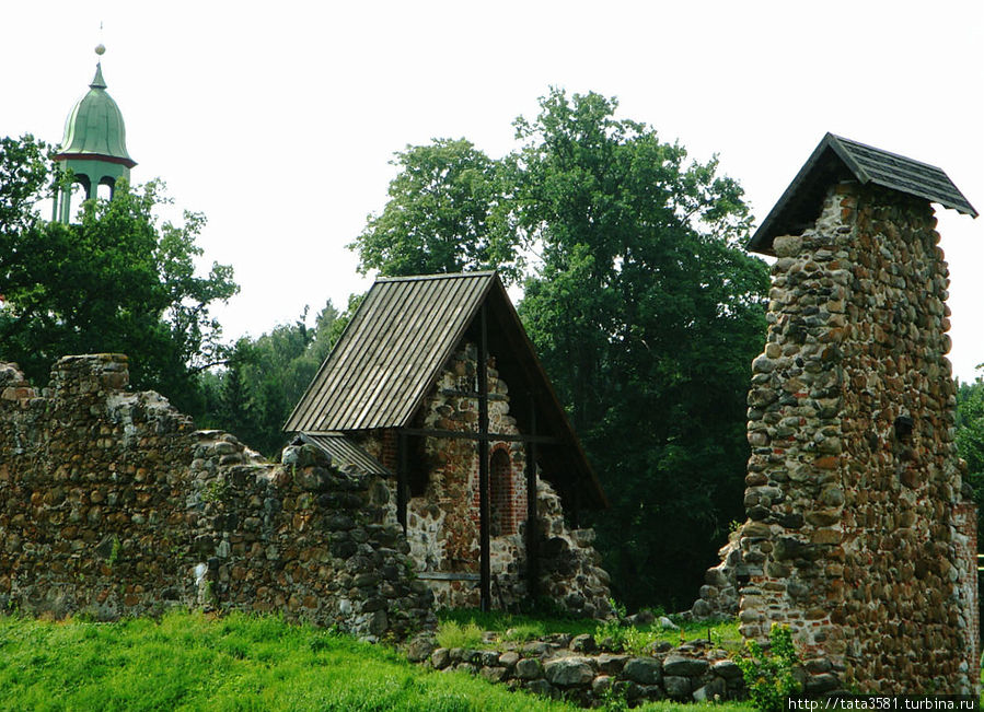 Крепость Каркси с ''Пизанской церковью'' Каркси-Нуйа, Эстония