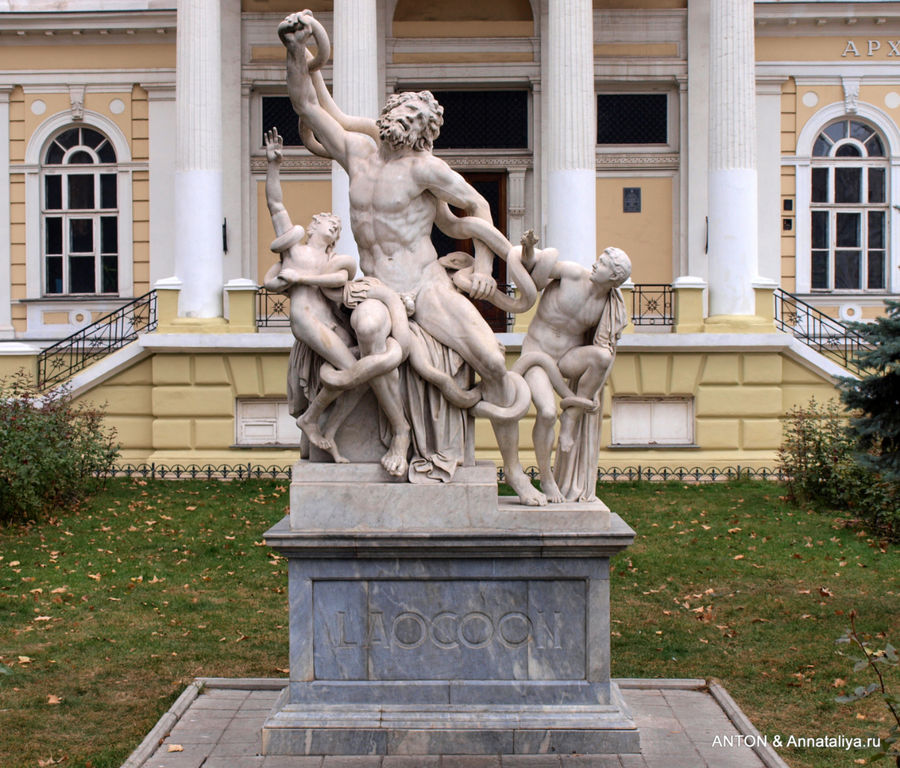 Скульптура Лаокоон рядом с Археологическим музеем. Одесса, Украина