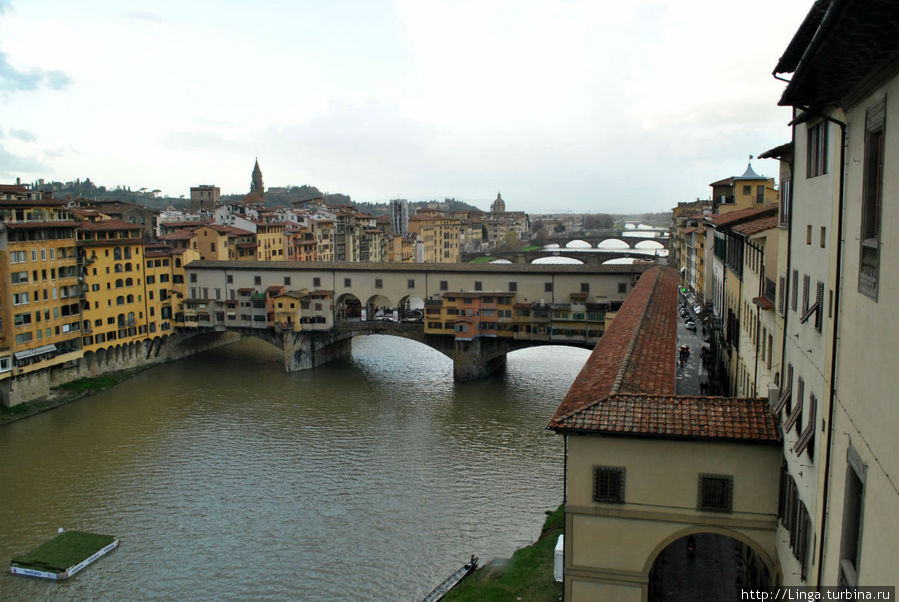 Вид на самый старый мост Флоренции из окна галереи Уффици. Флоренция, Италия
