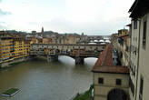 Вид на самый старый мост Флоренции из окна галереи Уффици.