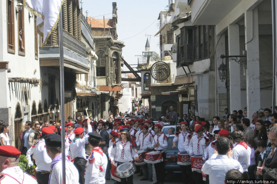 Все улицы Бабтумы были заполнены оркестрантами и зрителями Дамаск, Сирия