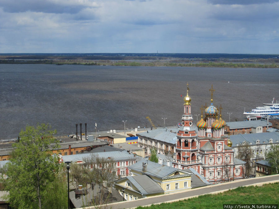 Вид на Волгу и Строгановский храм Нижний Новгород, Россия