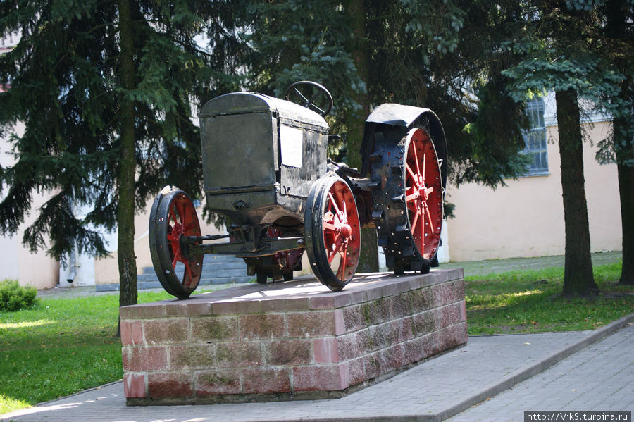 Памятник трактору Пинск, Беларусь