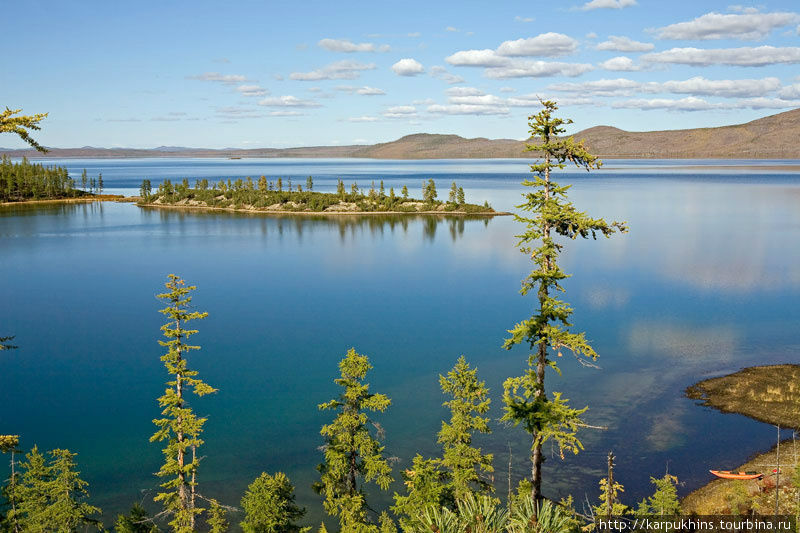 Берега озера порой имеют довольно причудливые очертания. Саха (Якутия), Россия