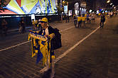После матча со шведами по улицам города неслось: Слава Украине!. Люди входили в общественный транспорт и встречали друг друга аплодисментами, настолько все были счастливы.