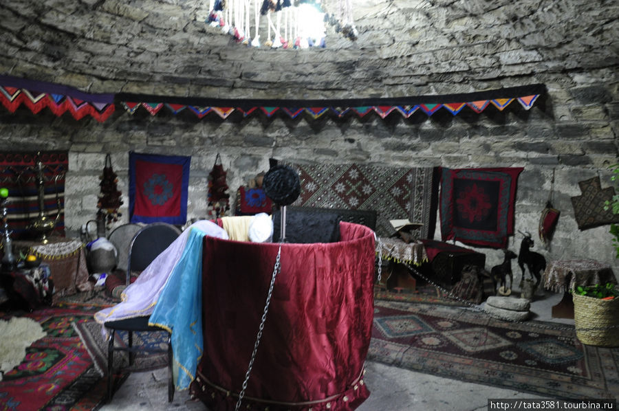 Внутри на каждом этаже составлены небольшие экспозиции, представляющие  старинные предметы искусства, и воспроизведенные сцены из древней жизни. Баку, Азербайджан
