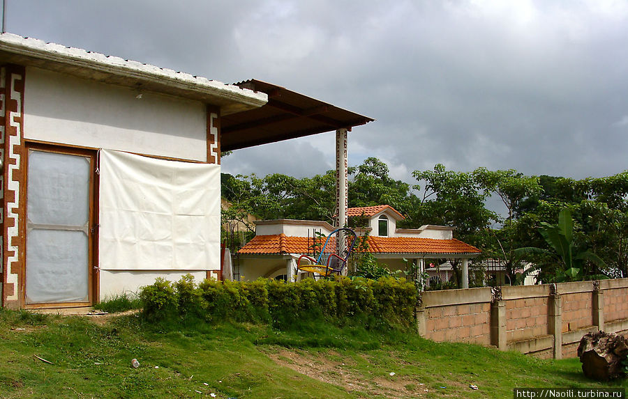 Аккуратные постройки, клумбы около домов Сан-Лоренцо-Теночтитлан, Мексика