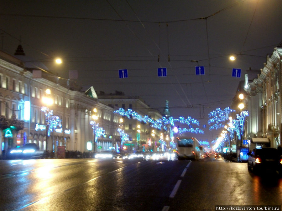 Невский проспект в новогодних огнях получился такой же размытый как и плэнер на картинах импрессионистов. Санкт-Петербург, Россия