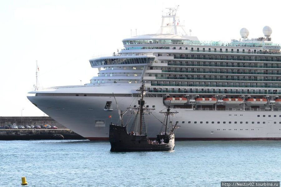 Каравелла Колумба на фоне круизного лайнера в порту Фуншала. На ней можно покататься. Регион Мадейра, Португалия