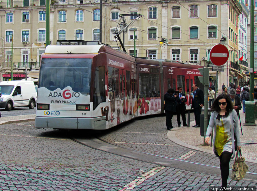 Заметьте, в Лиссабоне ходят и современные трамваи, но вряд-ли эти смогли бы стать символами города Лиссабон, Португалия
