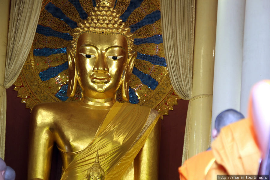 Будда Пхра Сингх. Если внимательно приглядеться, можно увидеть, что голова статуи была к ней приделана. Сейчас на ее месте стоит копия — подлинную голову украли в 1920-х годах Чиангмай, Таиланд