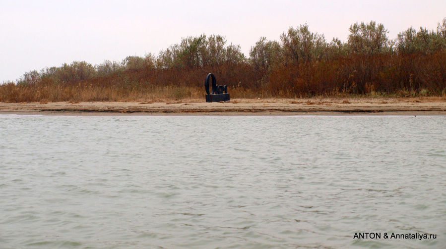 Берег с Нулевым километром — место впадения Дуная в Черное море.