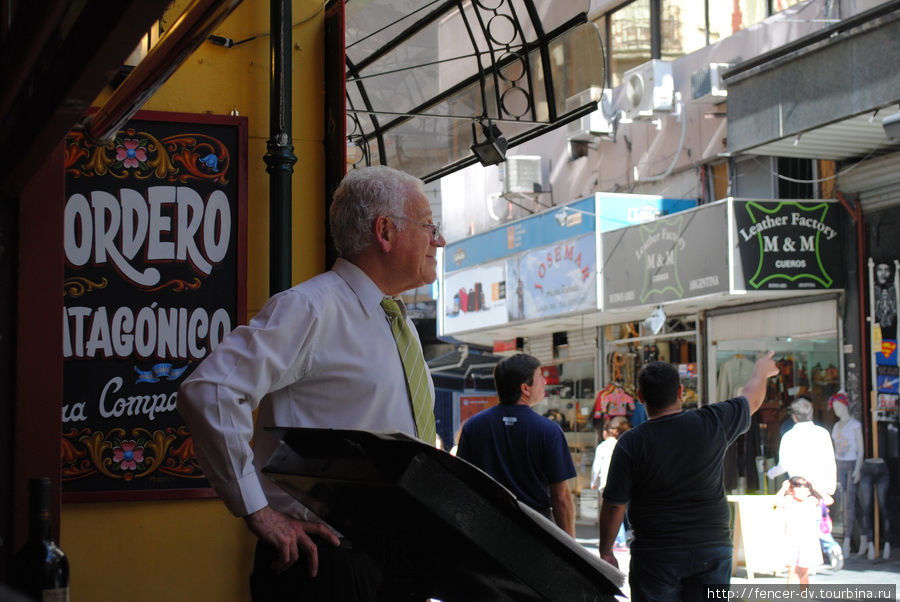 Владелец ресторанчика явно доволен днем) Буэнос-Айрес, Аргентина