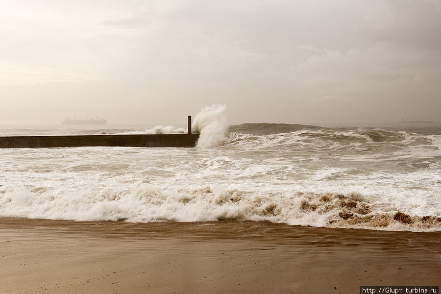 Дождливое утро на берегу океана Эшторил, Португалия