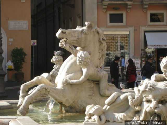 Детишки с конем играют Рим, Италия