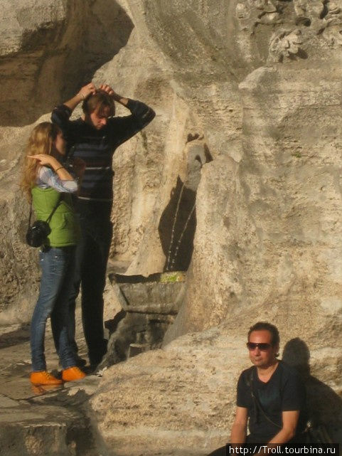 Около этой части фонтана вечно пасутся пары — положено на крепкое счастье ловить обе струйки воды разом Рим, Италия