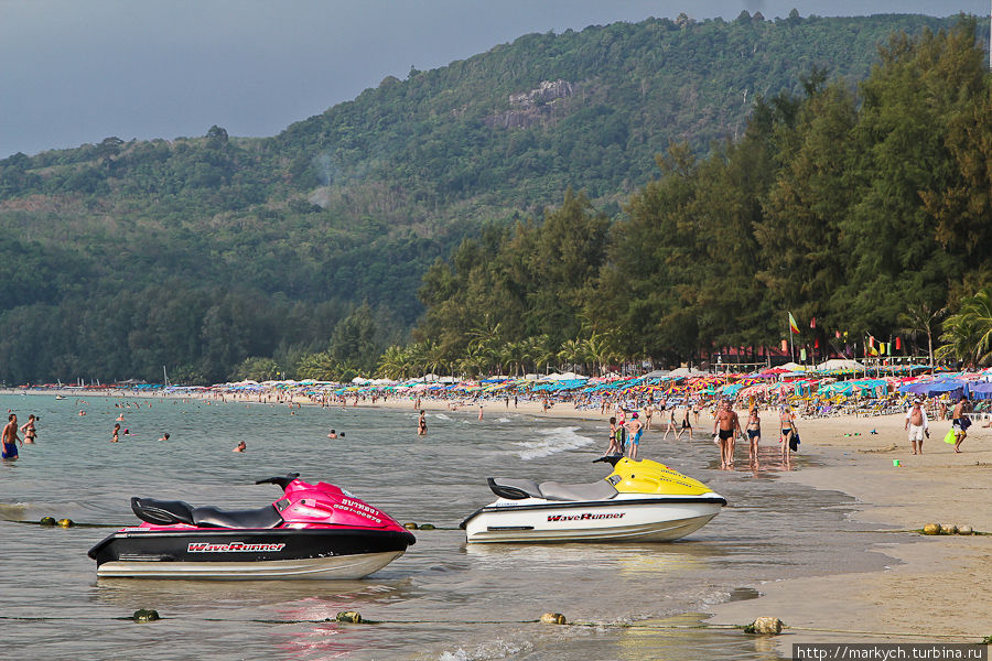 Камала — весьма многолюдный пляж. Боюсь даже представить, что творится на Патонге. Остров Пхукет, Таиланд