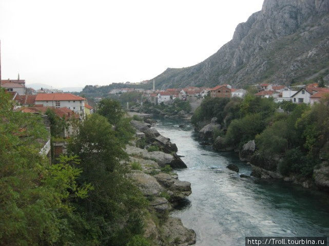 Река, камни и красные крыши Мостар, Босния и Герцеговина