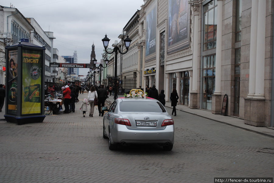 Улица крайне популярна у молодоженов Казань, Россия