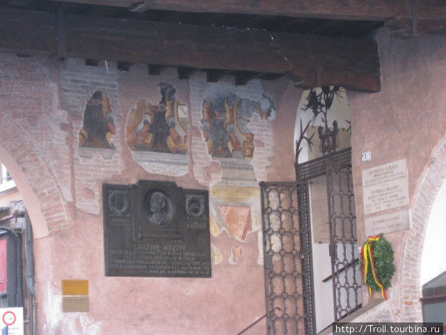 Старинные фрески в углу под аркадами