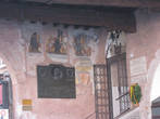 Старинные фрески в углу под аркадами