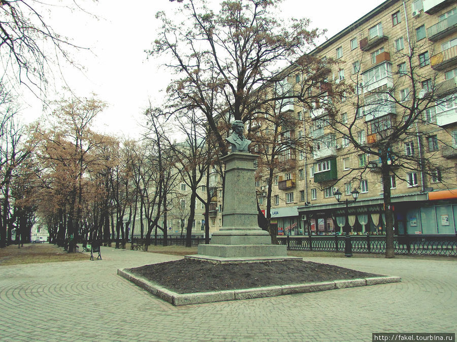 Памятник Пушкину. Вид со стороны Пушкинской улицы. Харьков, Украина