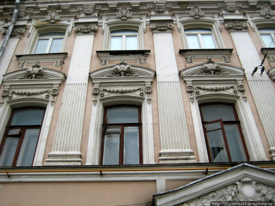 А в этом доме, напротив, находилась кинофабрика, где Протазанов снимал свои немые картины. Москва, Россия