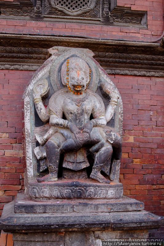 Катманду, площадь Дарбар. Изваяние Нарасимхи (одной из форм Вишну), убивающего демона Хираньякашипу Катманду, Непал