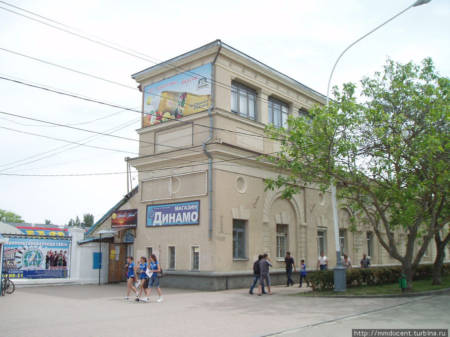 Что-то неуловимое в архитектуре указывает на то, что стадион был построен в сталинские времена... Ставрополь, Россия