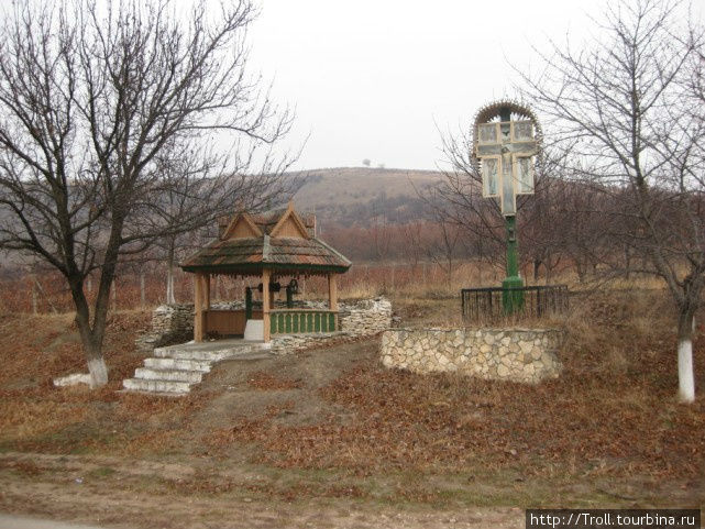 Вдоль дорог Молдавии регулярно попадаются вот такие колодцы с религиозными объектами рядом Молдова