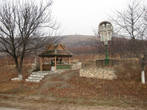 Вдоль дорог Молдавии регулярно попадаются вот такие колодцы с религиозными объектами рядом