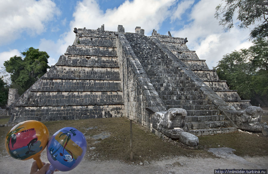 Сохранившиеся пирамиды от цивилизации Майя, ацтеков и тольтеков! Тут один раз в год спускается светоносная змея — эфект от движения солнца по пирамиде! Канкун, Мексика