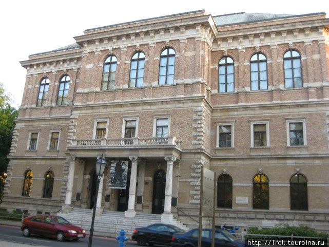 Очередное здание, связанное с миром искусства, но тянущее на административное Загреб, Хорватия