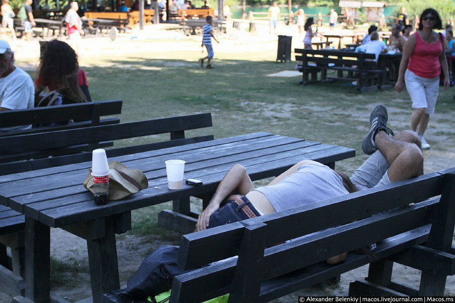 Кое-кто из туристов так устает, что еде предпочитает здоровый сон. Национальный парк Плитвицкие озёра, Хорватия