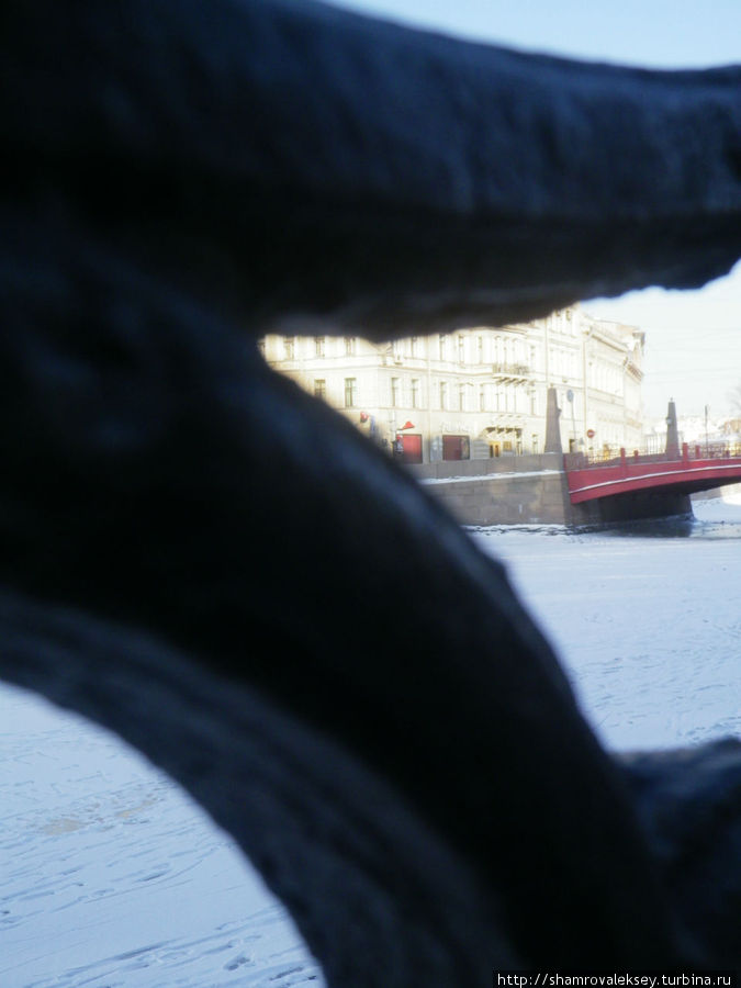 Замерзшая Мойка и цветные мосты Санкт-Петербург, Россия