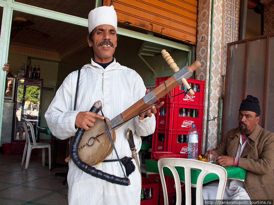 Уличный музыкант в Таруданте Марокко