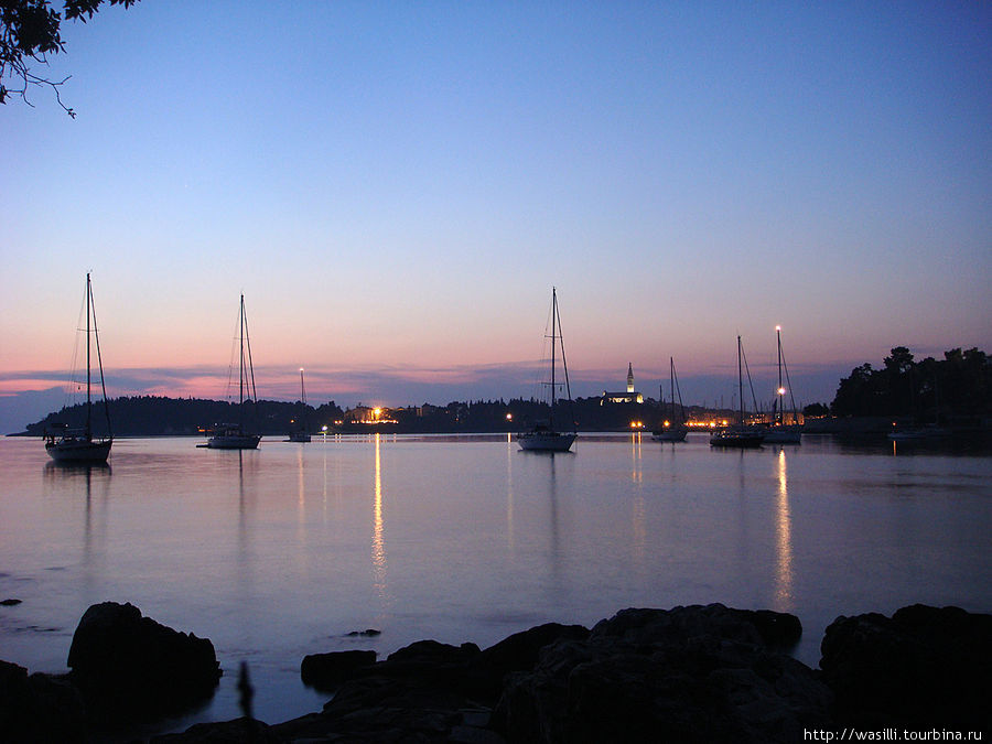 Вечерний вид на гавань Ровня. Ровинь, Хорватия