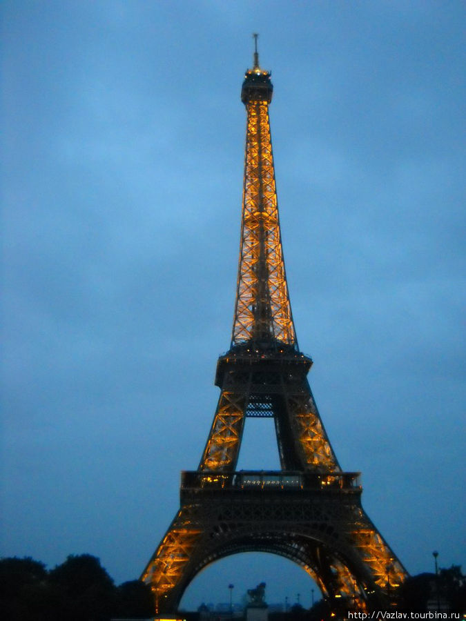 Башня в подсветке Париж, Франция