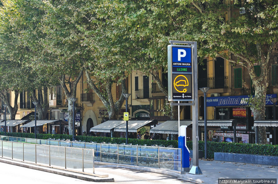 В подземных парковках, уже работают зарядные устройства для электромобилей Пальма-де-Майорка, остров Майорка, Испания
