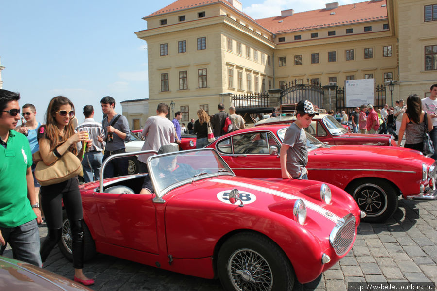 Ретро — автомобили на Градчанской площади. Прага, Чехия