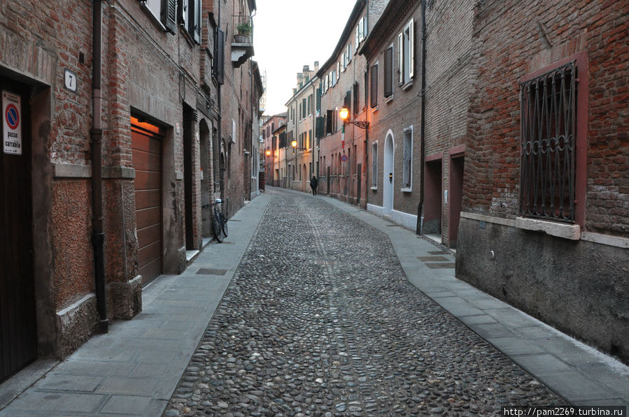 Вечерние улочки старого города Феррара, Италия