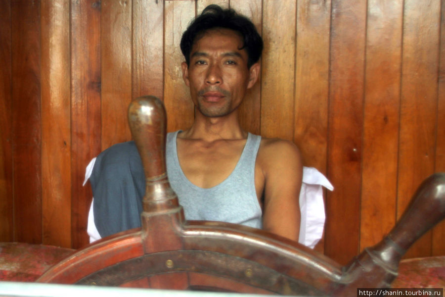 Рулевой без форменного кителя Халонг бухта, Вьетнам