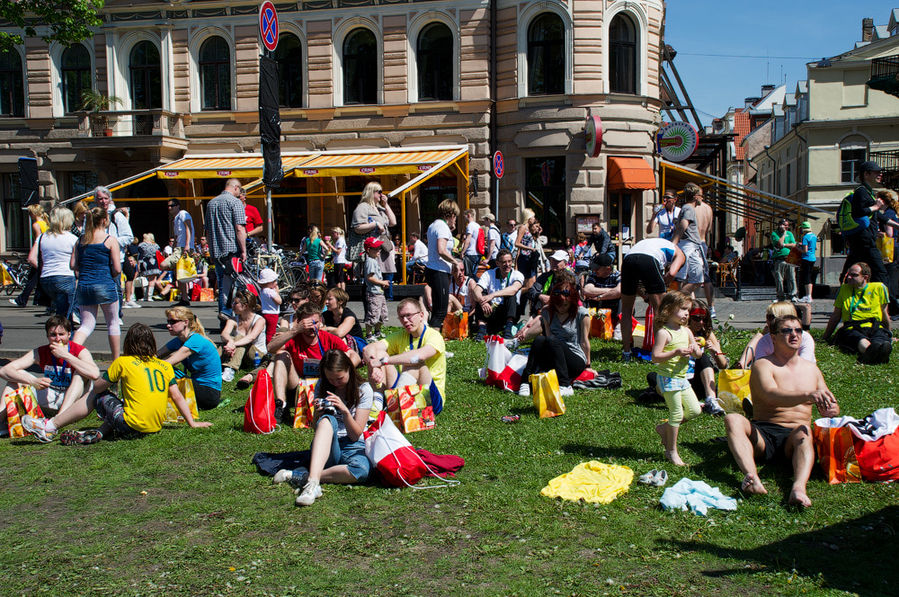 Зрители и участники заполнили весь центр города. Многие расположились на газонах. Рига, Латвия