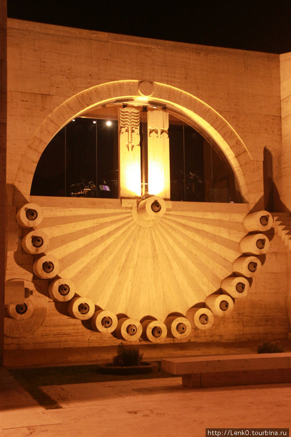 вечерний Каскад,
в том полукруглом окне и находится Музыкальный центр Ереван, Армения