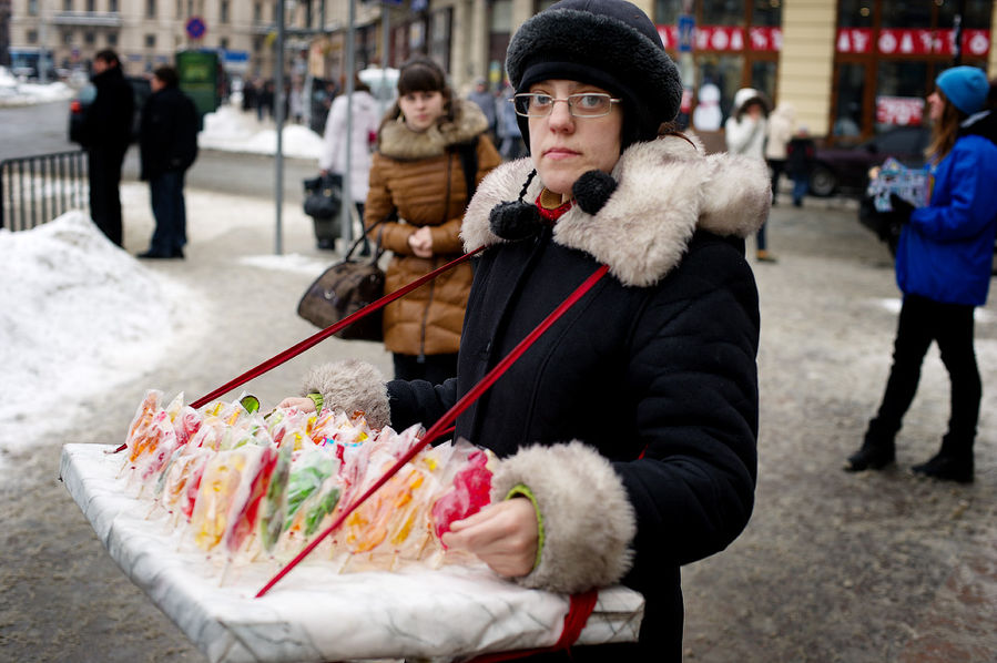 Такие продавцы сладостей гуляют по центральной части города. Эта — на проспекте Свободы. Львов, Украина