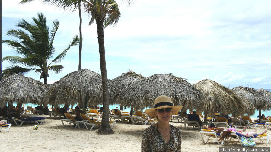 На пляже народ особо не толкается, в любое время дня можно найти место в тени. Пунта-Кана, Доминиканская Республика