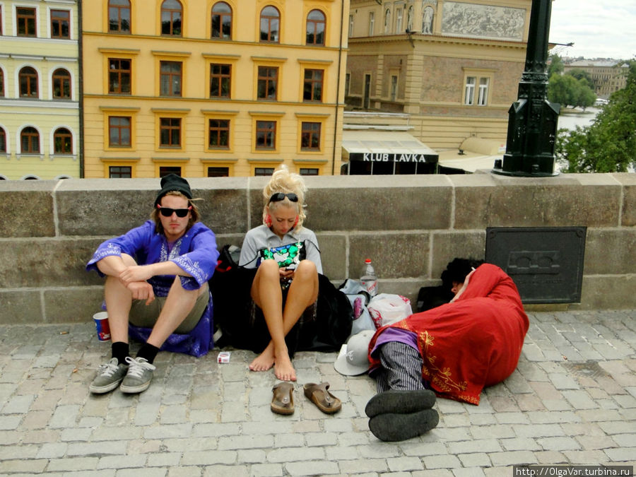 На Карловом мосту. Тяжела доля туриста. Эти ребята, видимо, так находились, что свалились, не чуя ног, в самом многолюдном месте Прага, Чехия