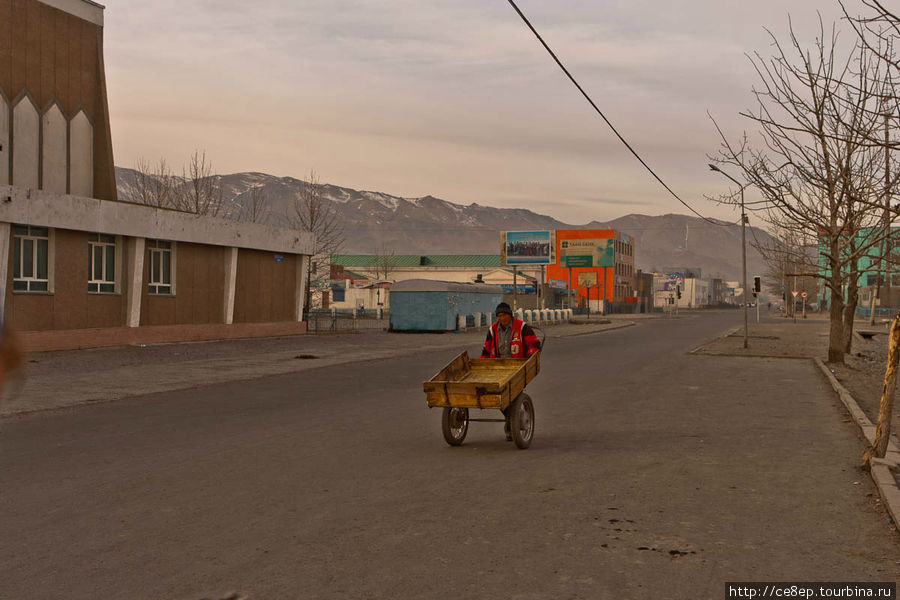 Одна из главных улиц Улэгэй, Монголия