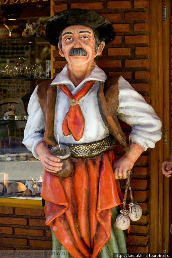 Ну а этот дяденька с колебасом и мате в руках у магазина сувениров, уже из периода заселения европейцами. Эль-Калафате, Аргентина