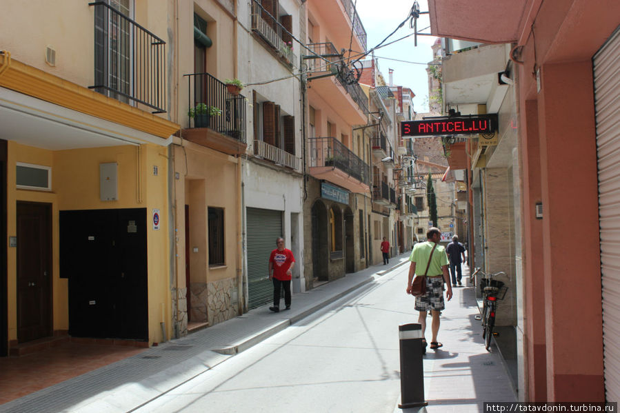 улочка возле отеля нептуно Калелья, Испания
